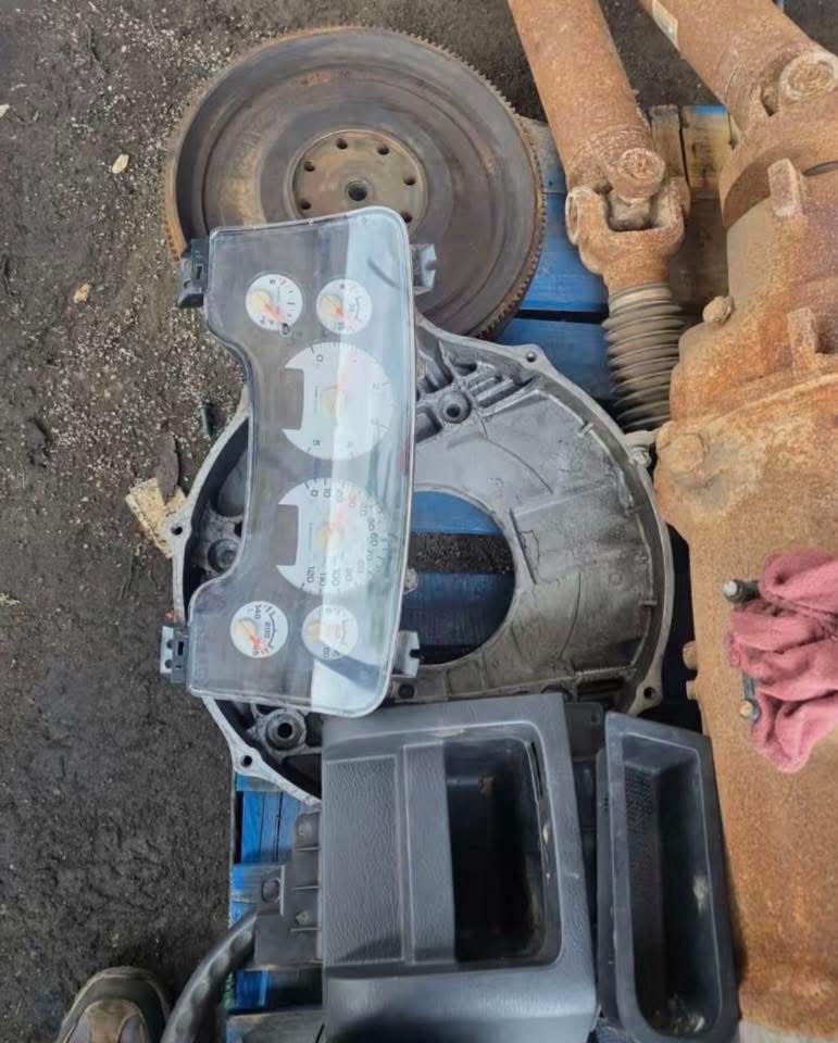 1998-05 Dodge Ram 2500 3500 5.9L
Turbo Diesel Cummins NV5600
Manual Transmission Exterior