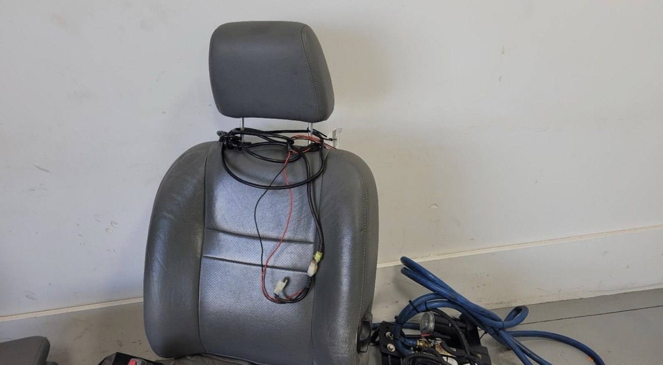 2006-2009 Ram 2500-3500 Gray Leather Front Seats w/Center Console/Jump Seat - Image 6